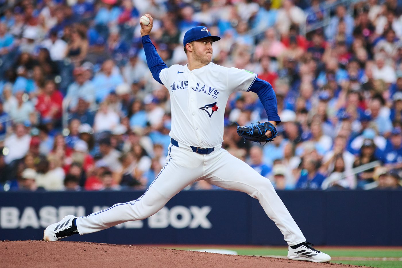 McAdoo helps Jays hold on for 2-1 win over Red Sox after controversial sac fly call | iNFOnews.ca