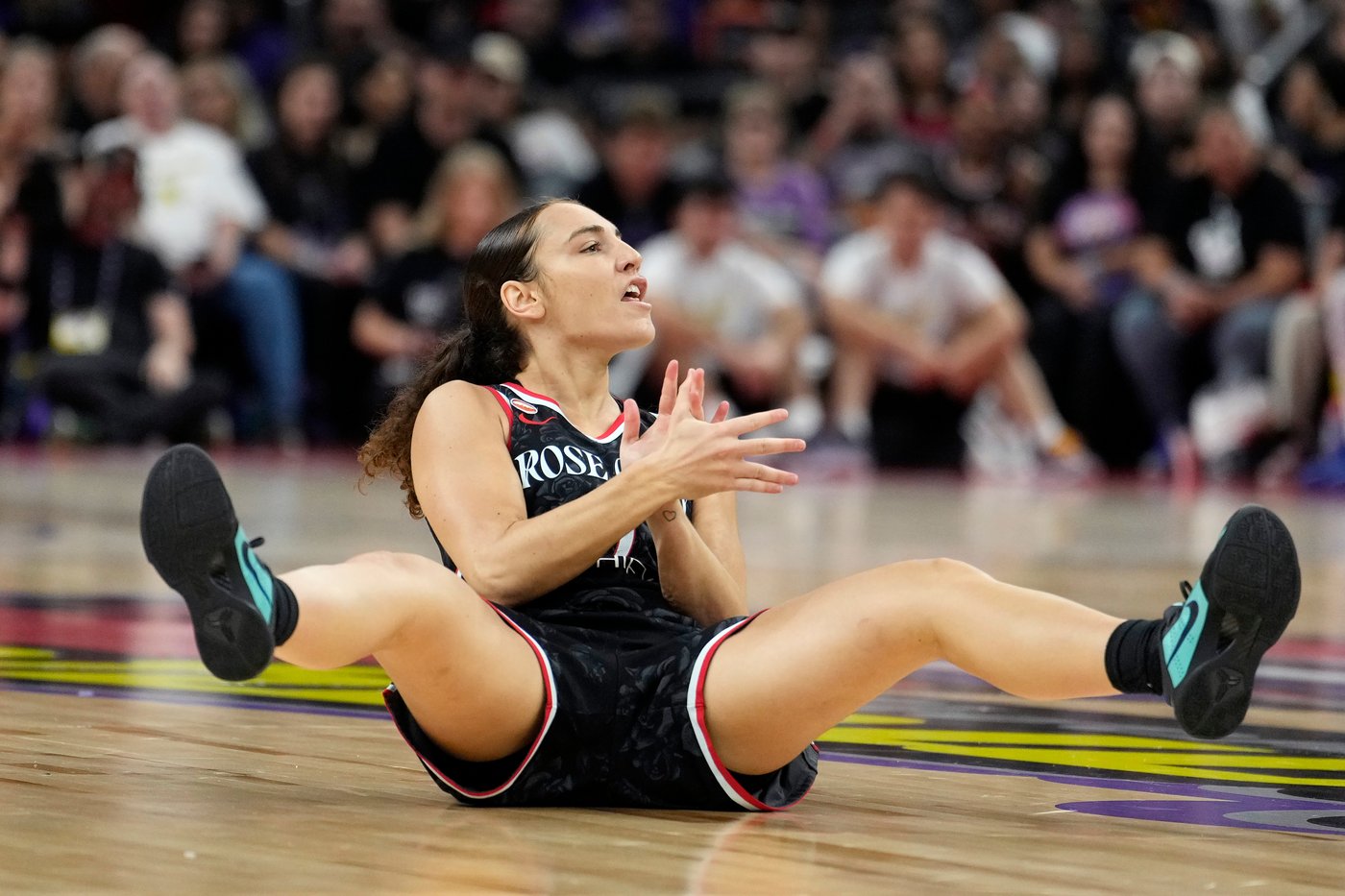 Carla Leite helps Fire top Phoenix 88-85, spoiling celebration of former Mercury star Diana Taurasi | iNFOnews.ca Carla Leite helps Fire top Phoenix 88-85, spoiling celebration of former Mercury star Diana Taurasi | iNFOnews.ca