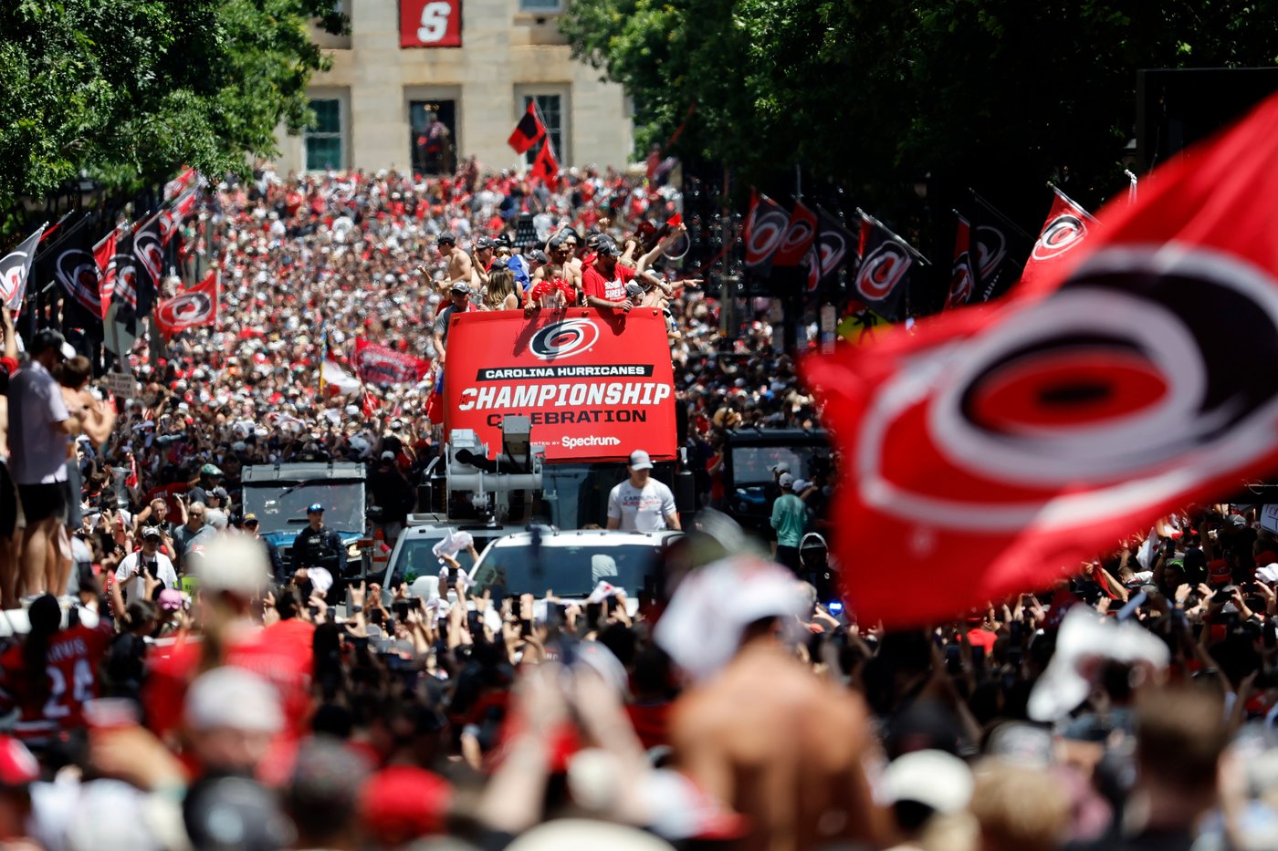 Hurricanes fans jam into downtown Raleigh for Stanley Cup parade and rally | iNFOnews.ca