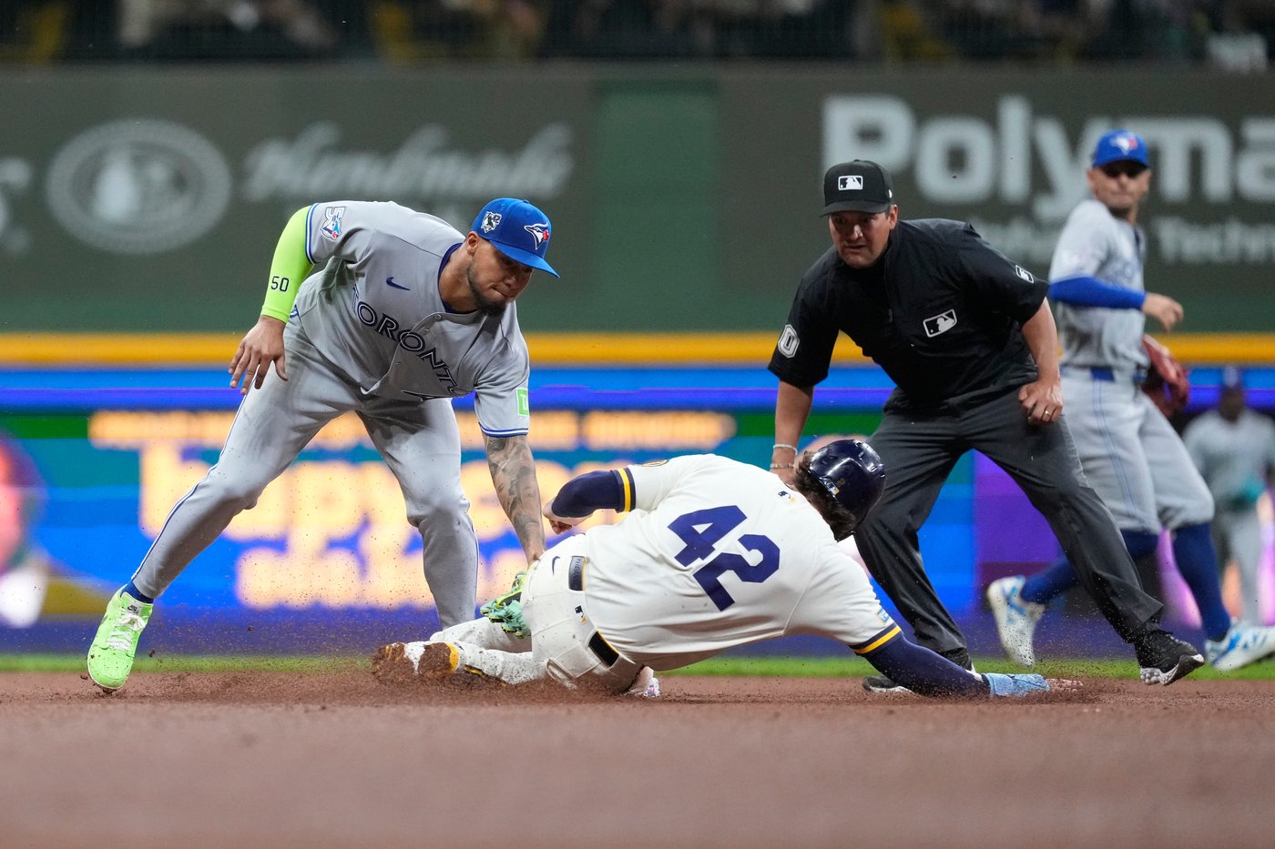 Brewers snap six-game skid by beating Blue Jays 2-1 with bizarre rally in 8th | iNFOnews.ca