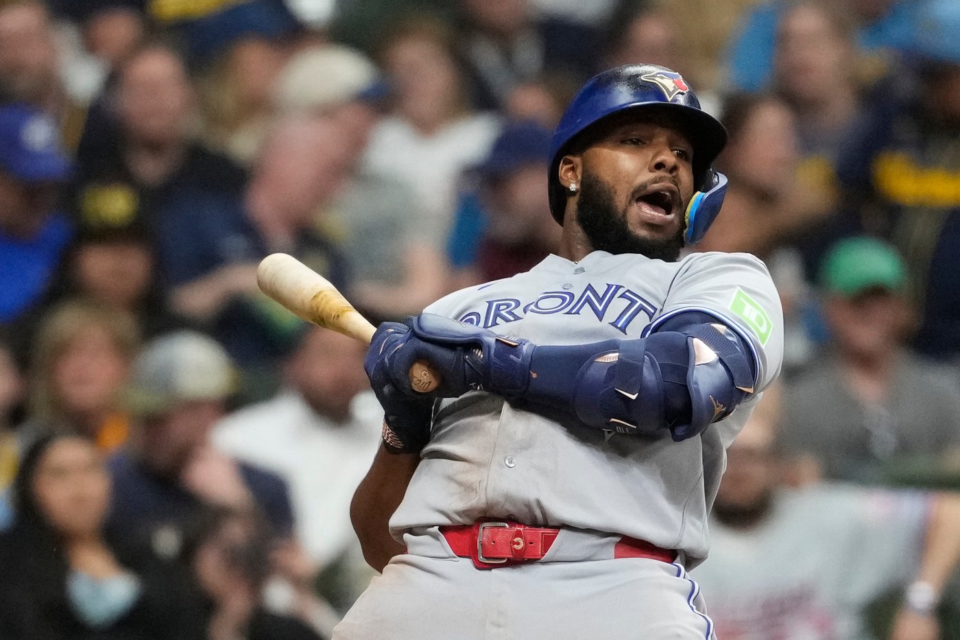 Brewers snap six-game skid by beating Blue Jays 2-1 with bizarre rally in 8th | iNFOnews.ca