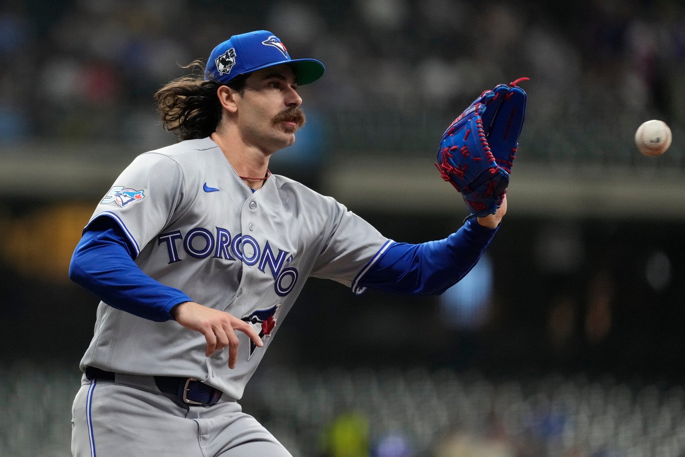 Brewers snap six-game skid by beating Blue Jays 2-1 with bizarre rally in 8th | iNFOnews.ca