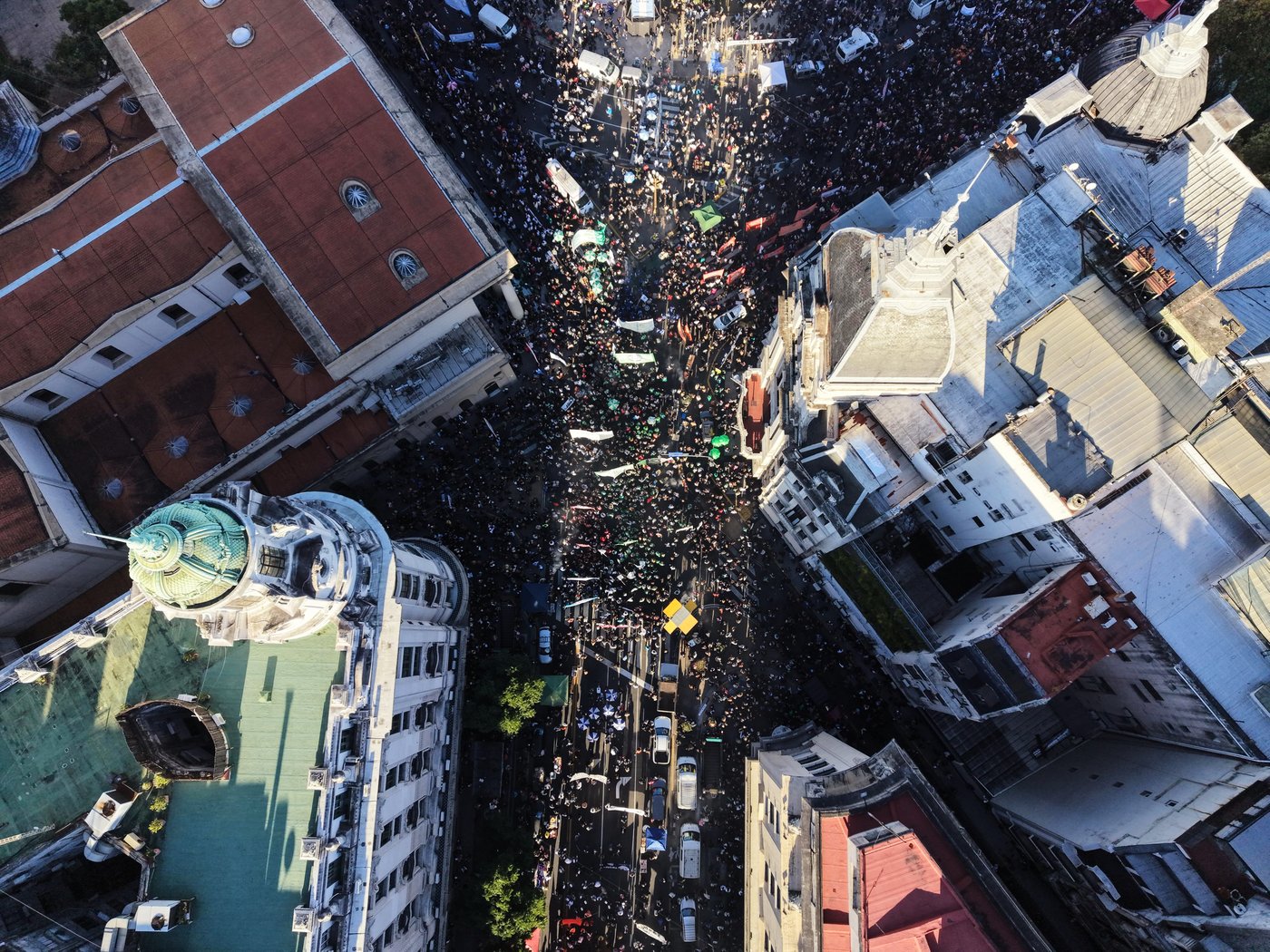 Mass protests in Argentina decry Milei's funding cuts to prized public universities | iNFOnews.ca