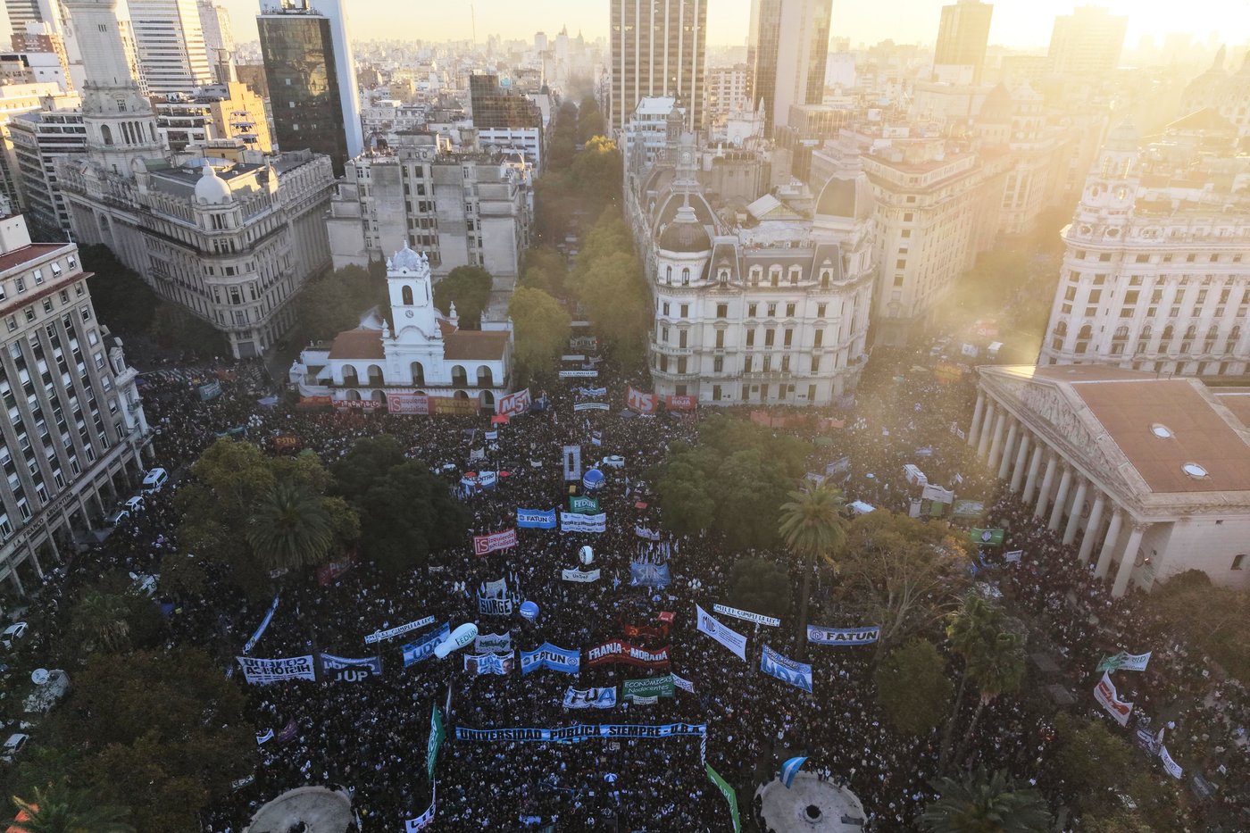 Mass protests in Argentina decry Milei's funding cuts to prized public universities | iNFOnews.ca