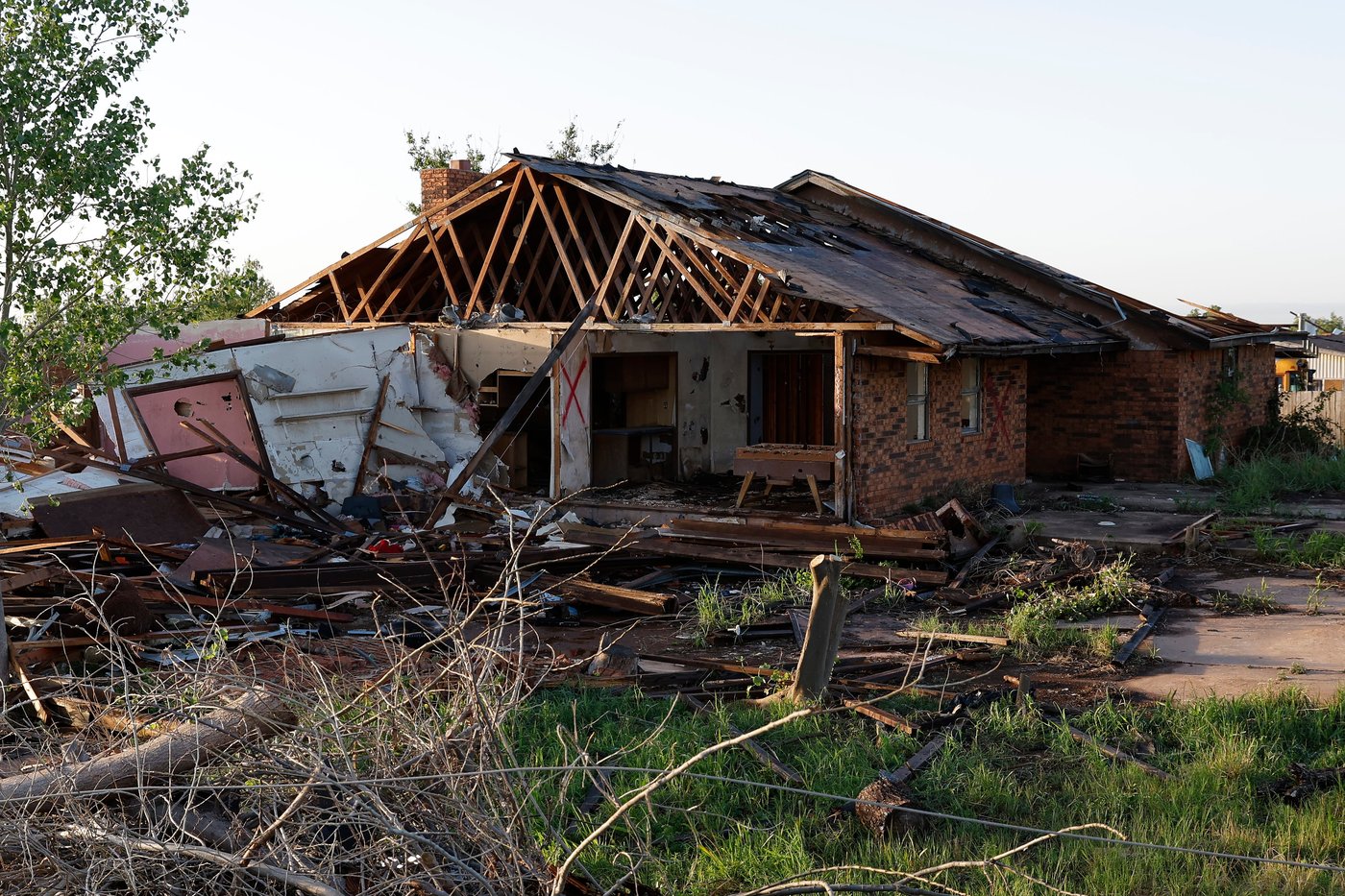Tornado barrels through Oklahoma, damaging 40 homes and shutting down roads | iNwheels