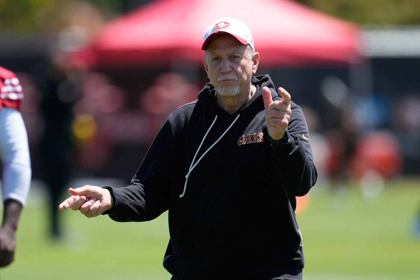 49ers coach Kyle Shanahan hurt in a car crash, limited as training camp opens | iNFOnews.ca 49ers coach Kyle Shanahan hurt in a car crash, limited as training camp opens | iNFOnews.ca