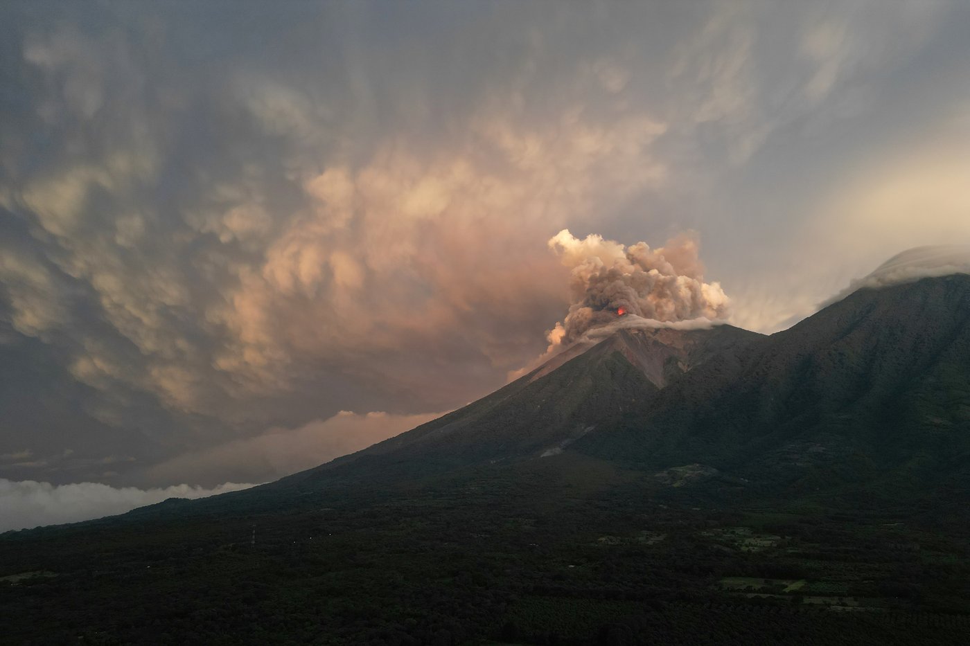 Guatemala evacuates communities after Fuego volcano erupts, in photos | iNFOnews.ca