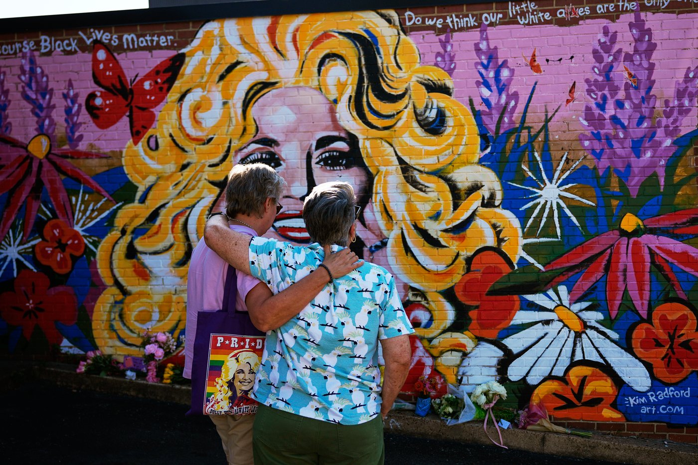 From Los Angeles to Nashville, fans remember Dolly Parton, in photos | iNFOnews.ca