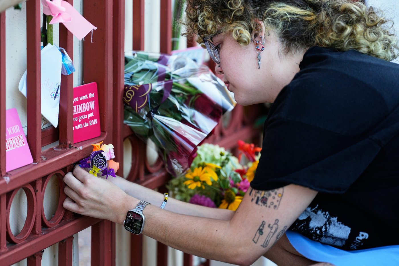 From Los Angeles to Nashville, fans remember Dolly Parton, in photos | iNFOnews.ca