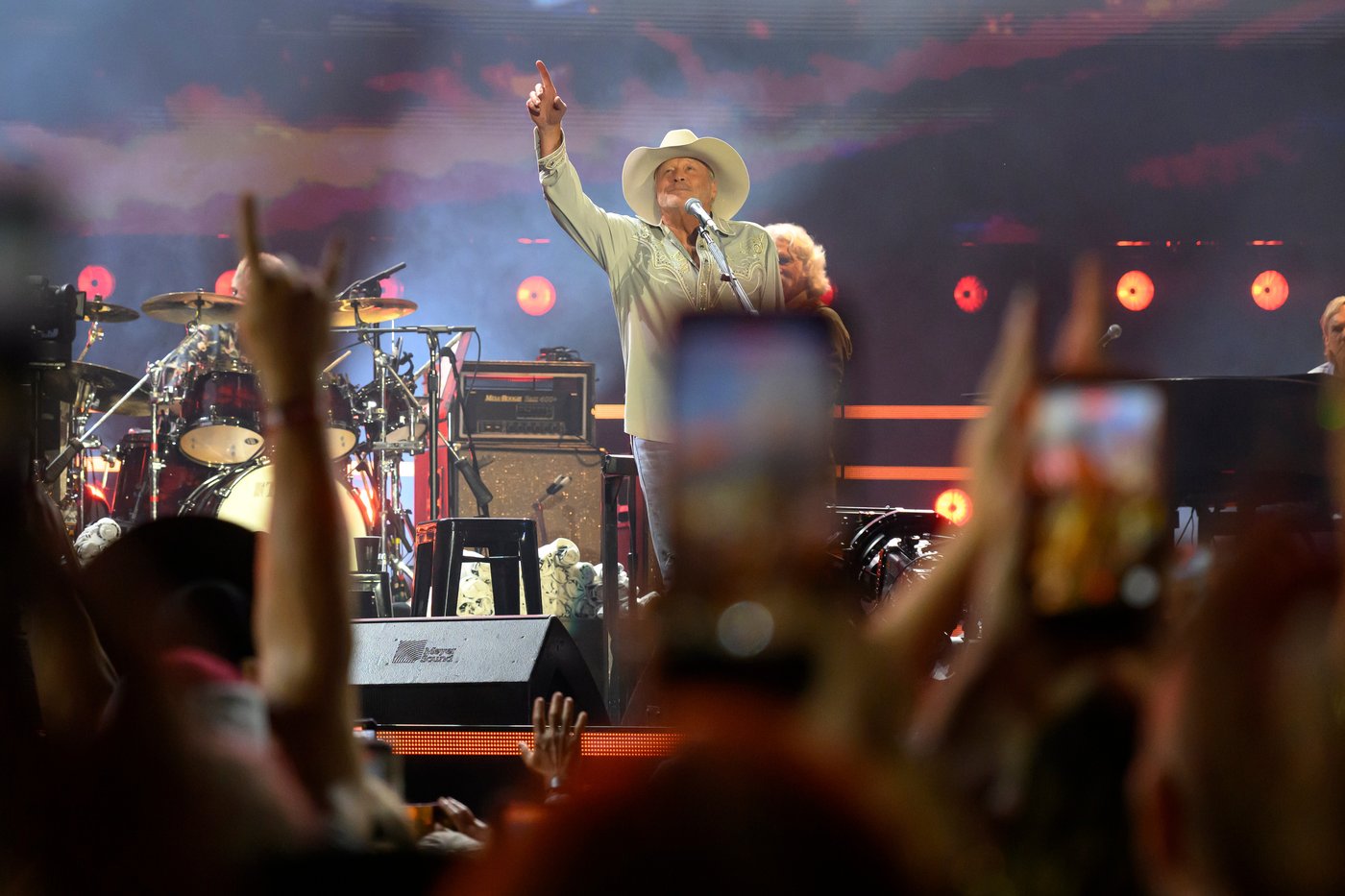 Inside country legend Alan Jackson's triumphant finale concert | iNFOnews.ca