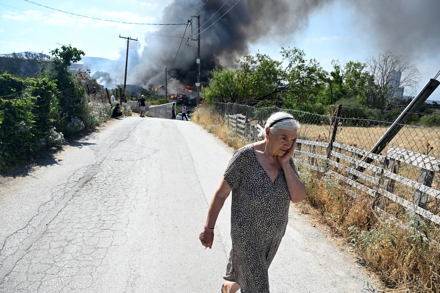A fast-moving wildfire near Greece's Thessaloniki sparks evacuations as smoke blankets suburbs | iNFOnews.ca