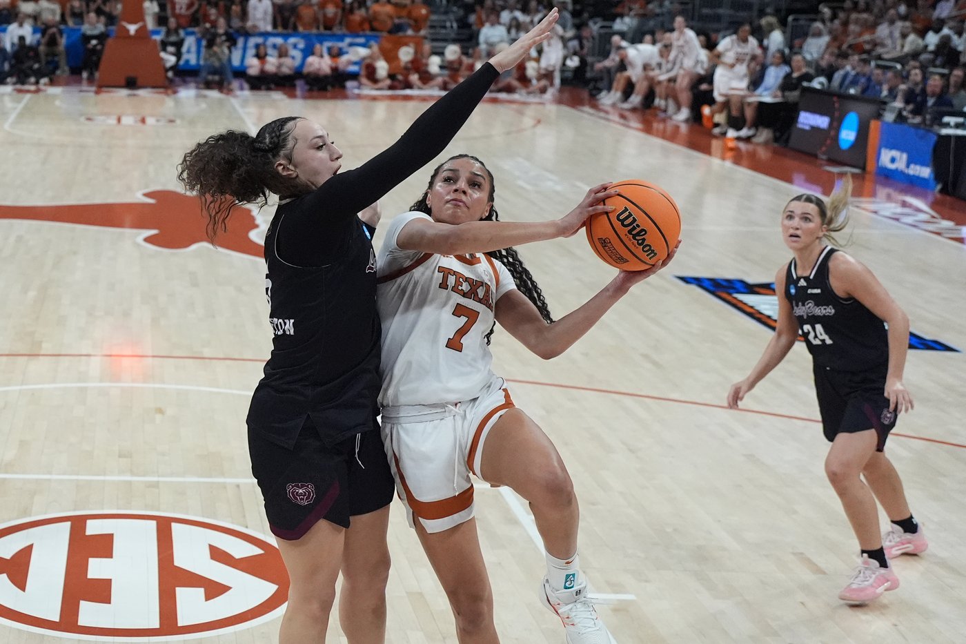 Lee's 19 points pace No. 1-seed Texas in 87-45 win over Missouri State | iNFOnews.ca