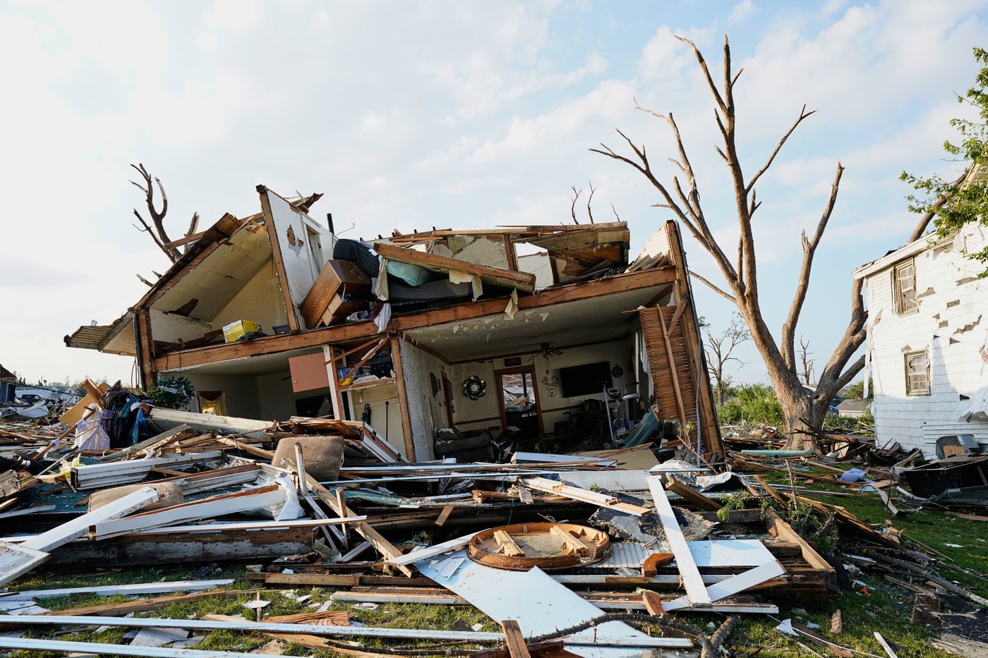 Twisted trees, crushed cars and shattered homes in Wisconsin, in photos | iNwheels