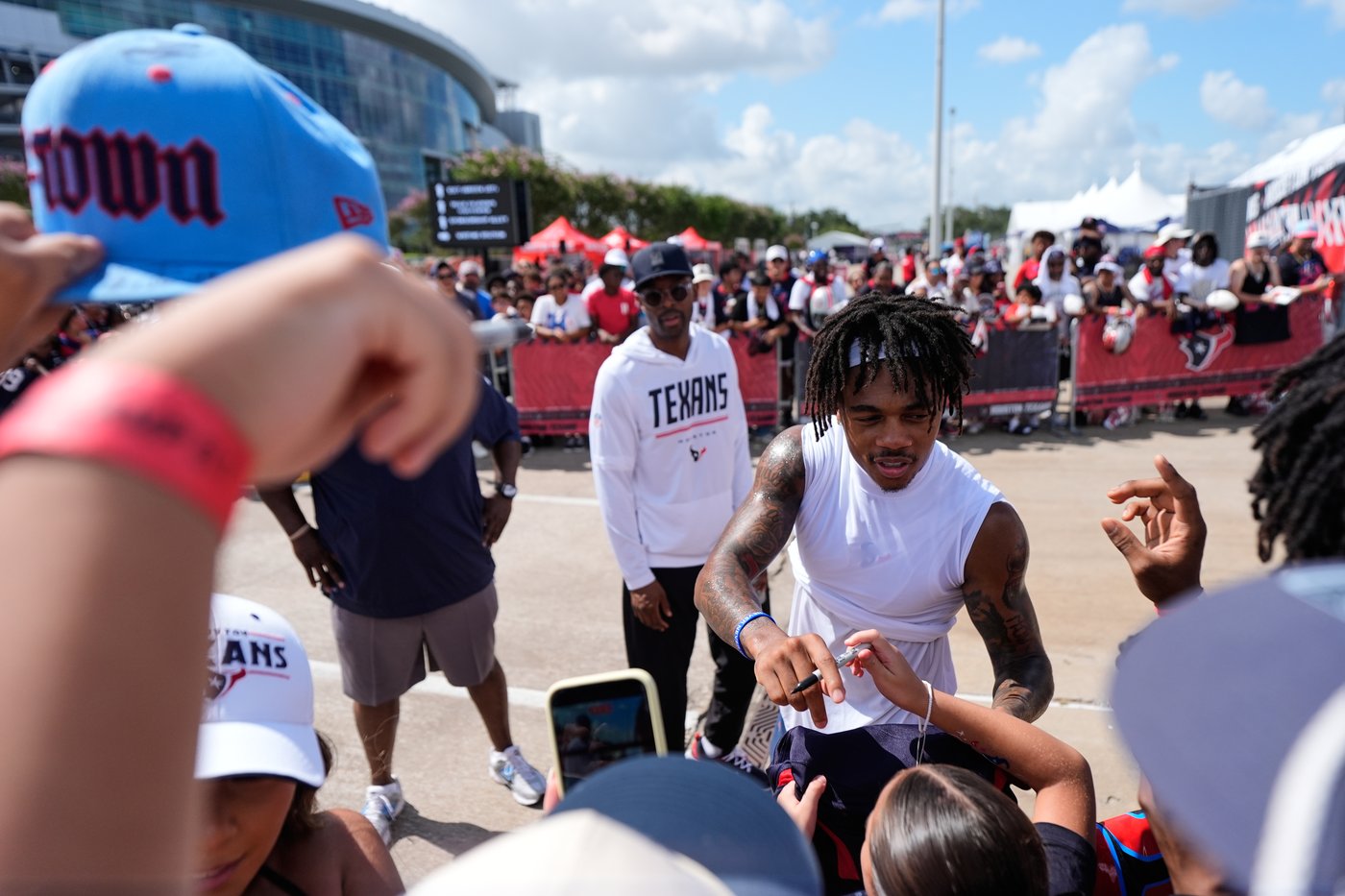 Tank Dell back in Texans drills after a gruesome knee injury, eyeing a stronger return | iNFOnews.ca Tank Dell back in Texans drills after a gruesome knee injury, eyeing a stronger return | iNFOnews.ca