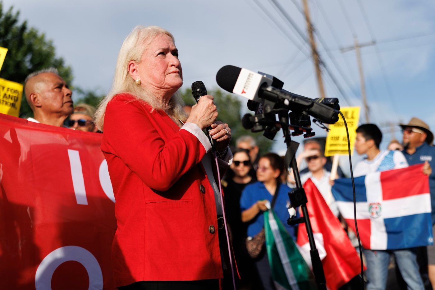 DHS was granted $20M for body cameras. ICE agents in fatal Houston shooting had none | iNFOnews.ca DHS was granted $20M for body cameras. ICE agents in fatal Houston shooting had none | iNFOnews.ca