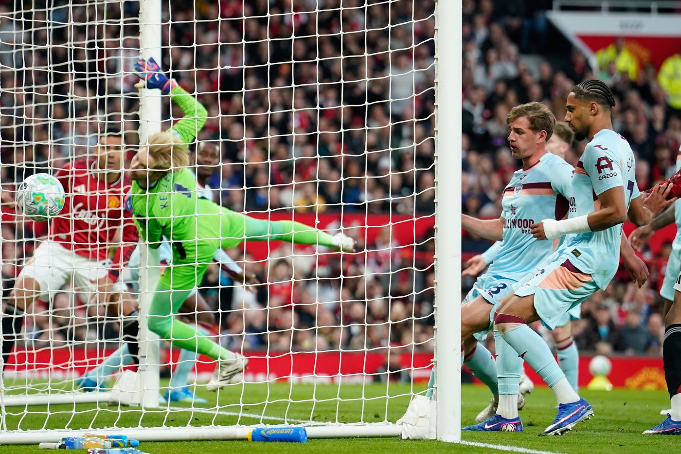 Clinical Man United beats Brentford to move clear in third place | iNFOnews.ca