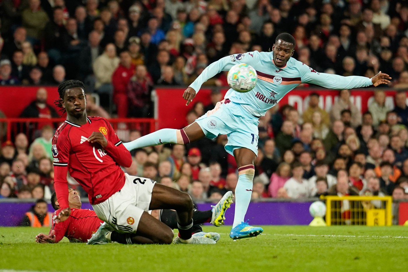 Clinical Man United beats Brentford to move clear in third place | iNFOnews.ca