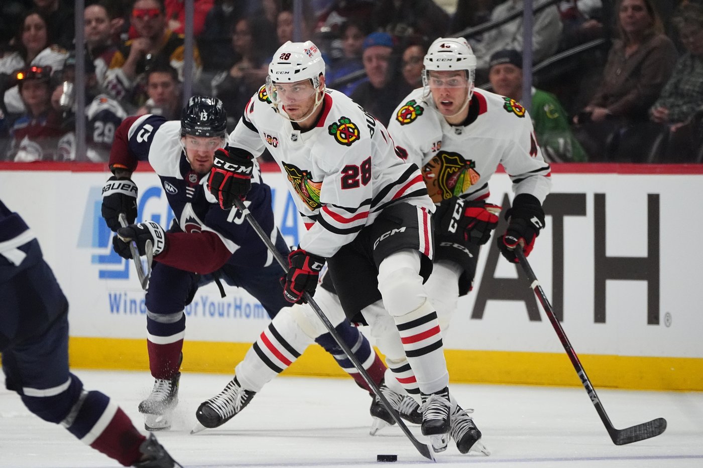 Makar scores 2 goals as NHL-leading Avalanche beat Blackhawks 3-1 | iNFOnews.ca