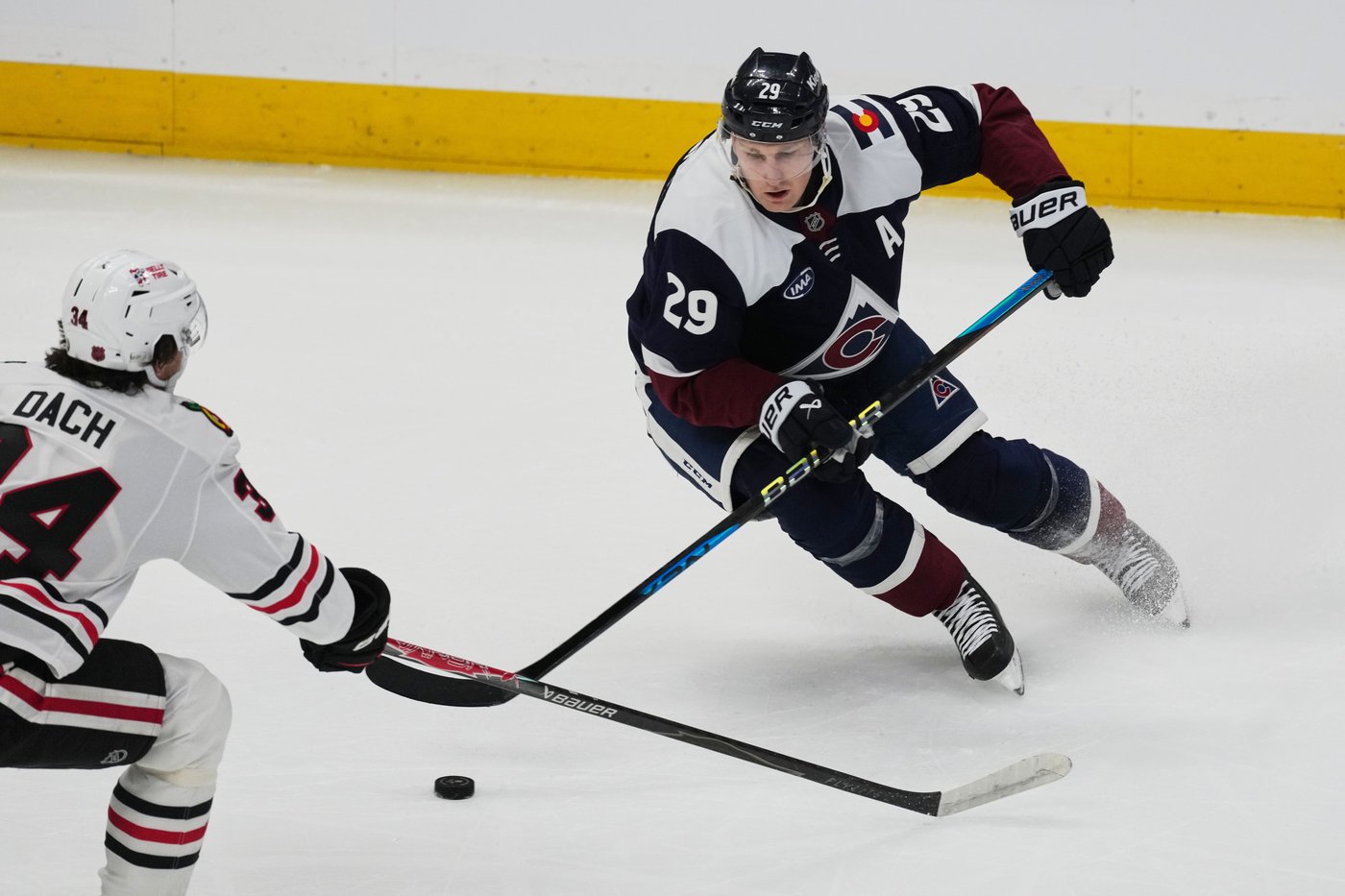 Makar scores 2 goals as NHL-leading Avalanche beat Blackhawks 3-1 | iNFOnews.ca