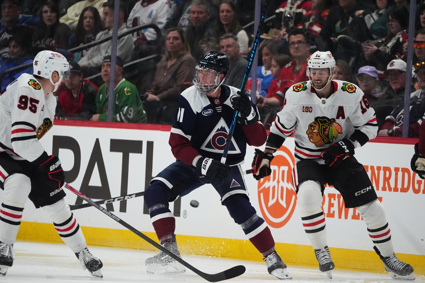 Makar scores 2 goals as NHL-leading Avalanche beat Blackhawks 3-1 | iNFOnews.ca