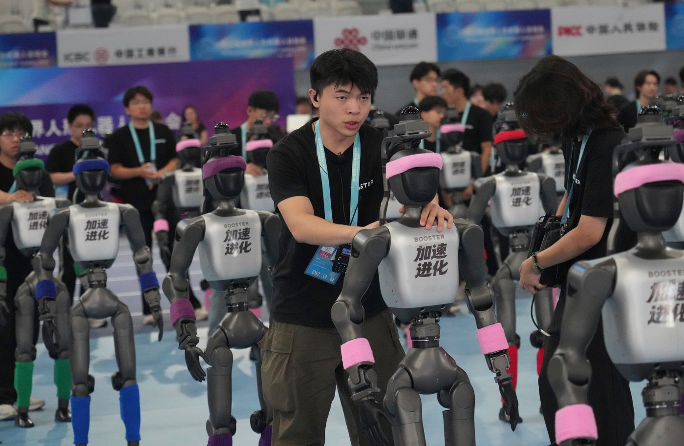 Humanoid robots sprint, play soccer and set records at Beijing games, in photos | iNFOnews.ca