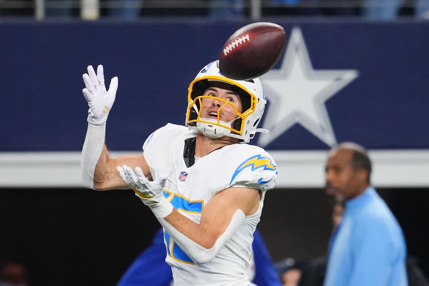 Mike McDaniel’s new Chargers role comes with a familiar sideline staple: the sweatshirt | iNFOnews.ca
