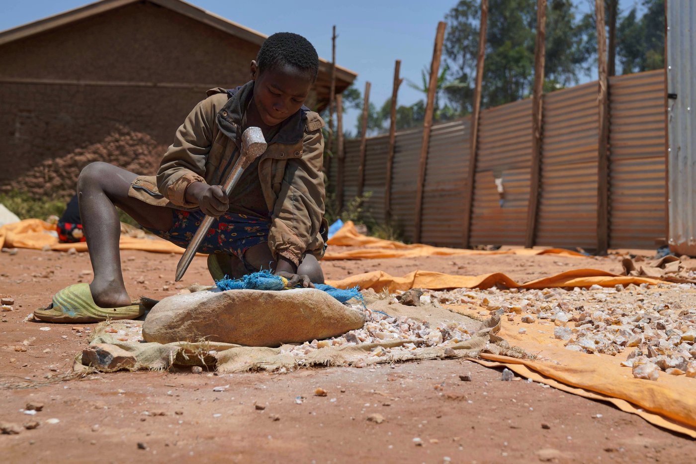 Mobile gold miners in eastern Congo complicate health workers' efforts to contain Ebola | iNFOnews.ca Mobile gold miners in eastern Congo complicate health workers' efforts to contain Ebola | iNFOnews.ca