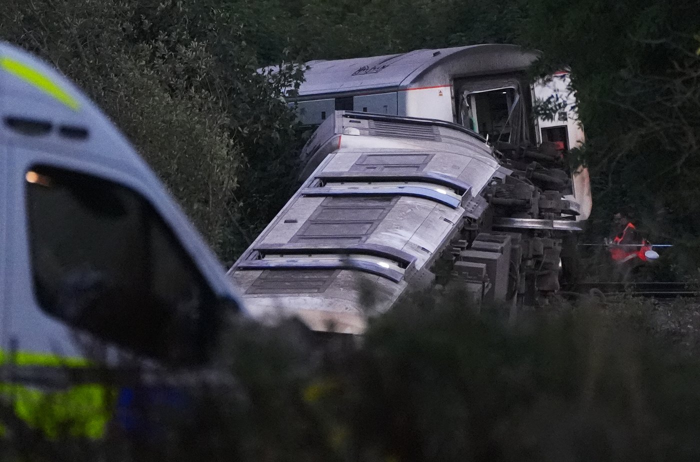 Passenger train derails and 11 people injured after carriages overturn in southern England | iNwheels Passenger train derails and 11 people injured after carriages overturn in southern England | iNwheels