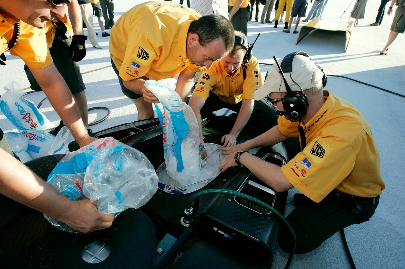 Driver who broke the sound barrier attempts another land speed record in Utah | iNwheels