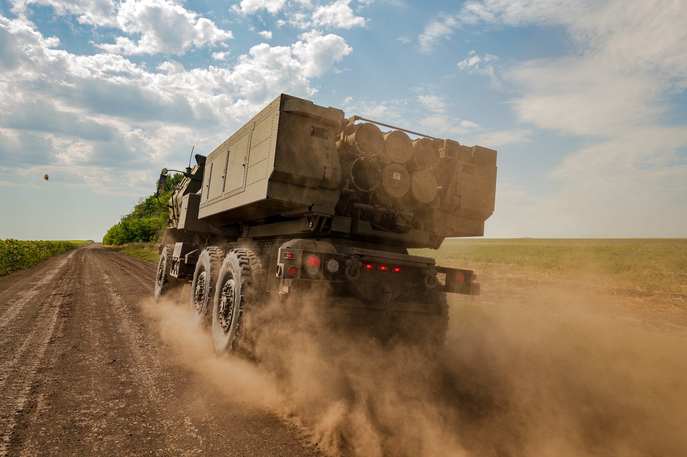 Ukrainian HIMARS crew fires and moves on as it tries to avoid detection, in photos | iNFOnews.ca
