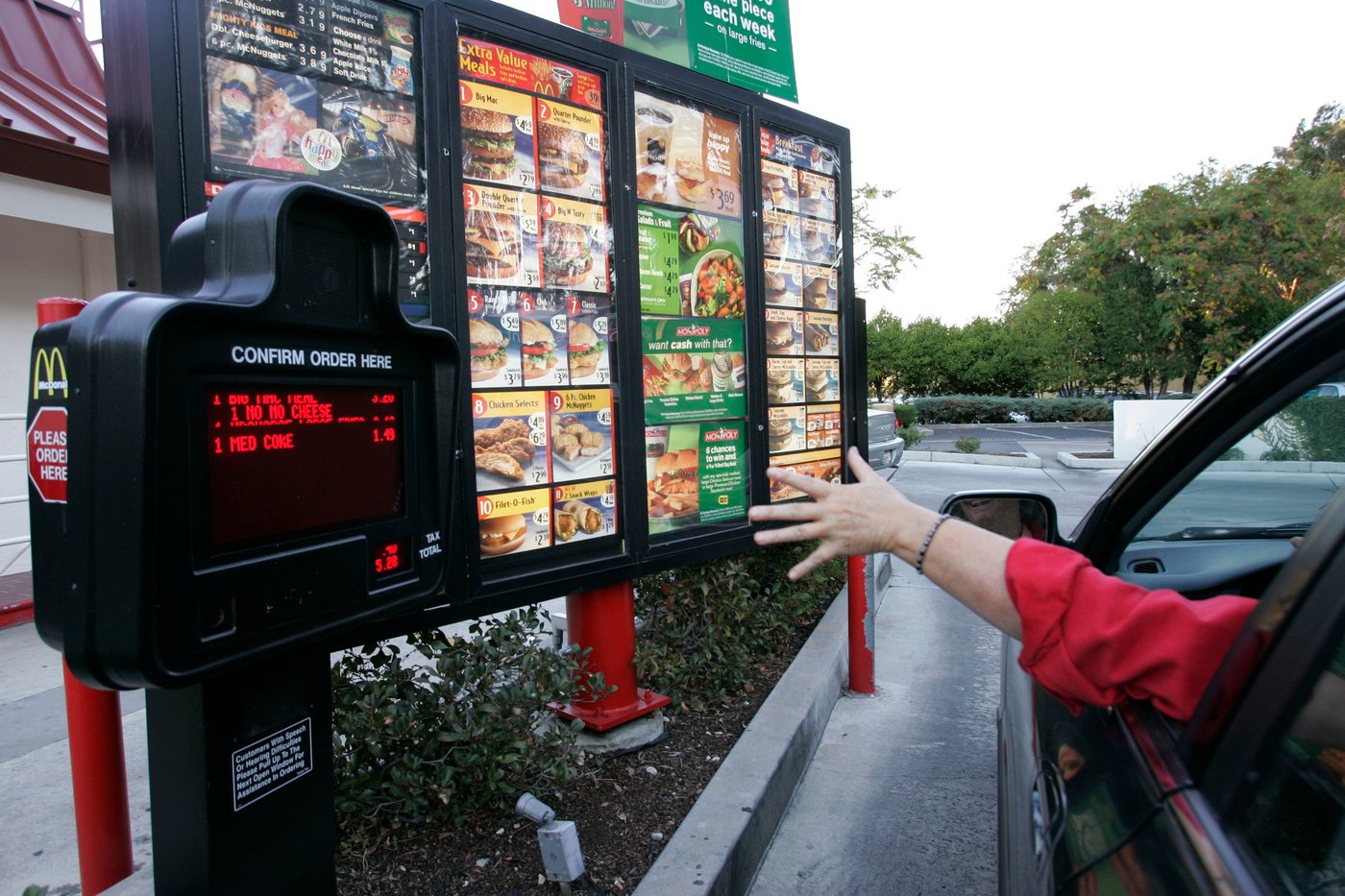 Pull up to the window, please, for a glimpse of an American icon: The drive-thru | iNwheels