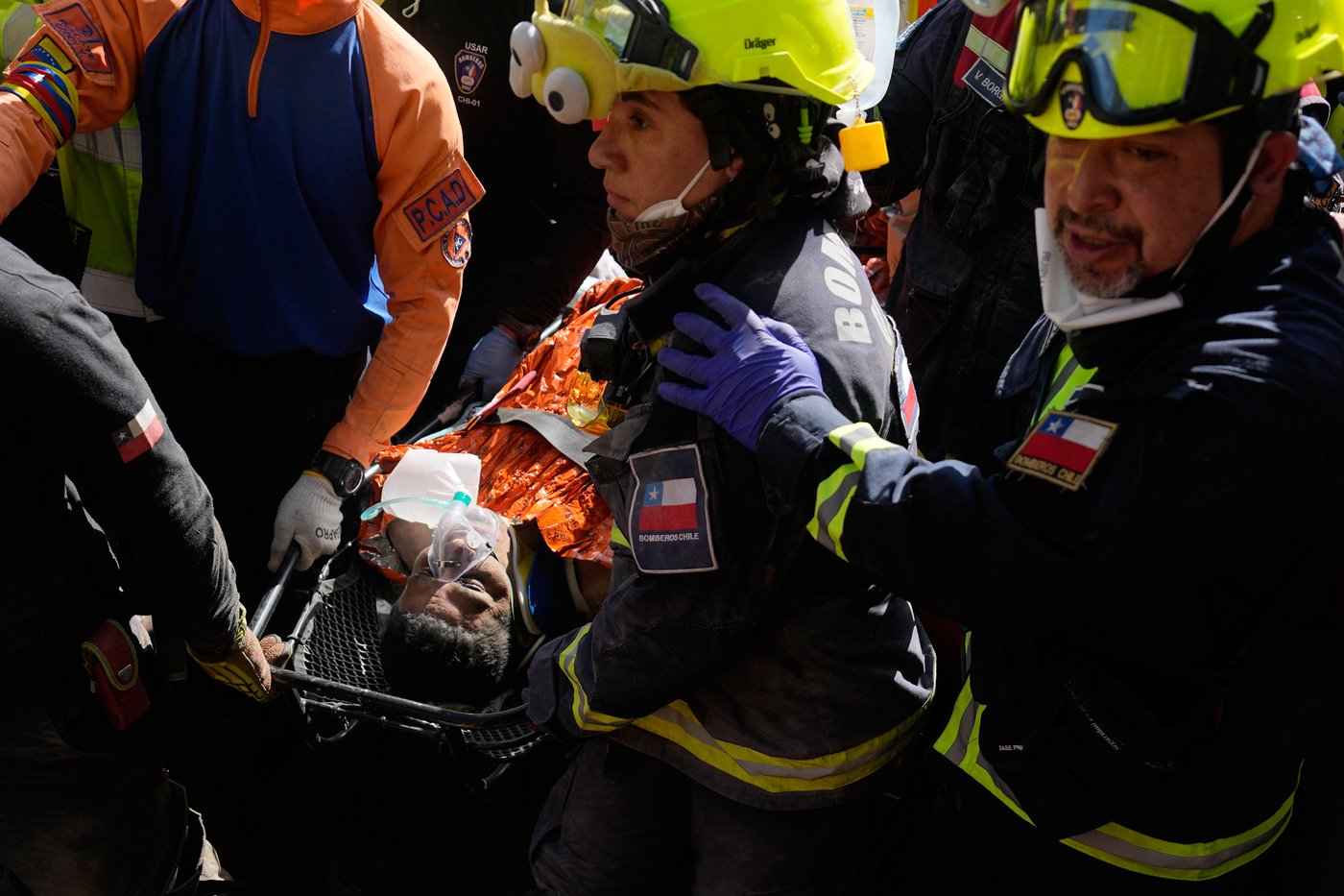 Venezuelan security guard pulled alive from building basement 8 days after twin quakes | iNFOnews.ca