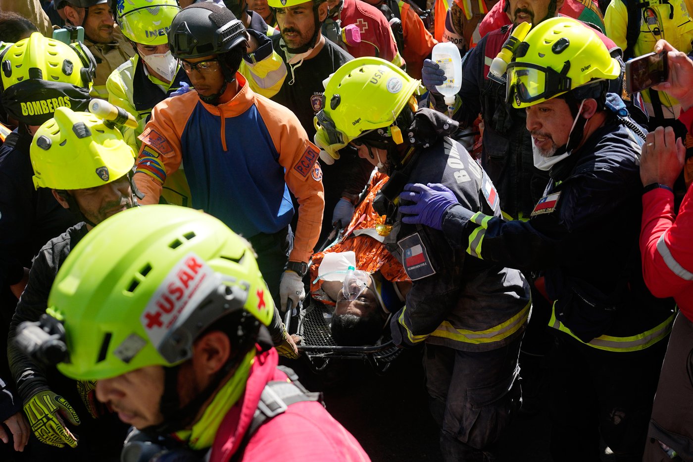Venezuelan security guard pulled alive from building basement 8 days after twin quakes | iNFOnews.ca