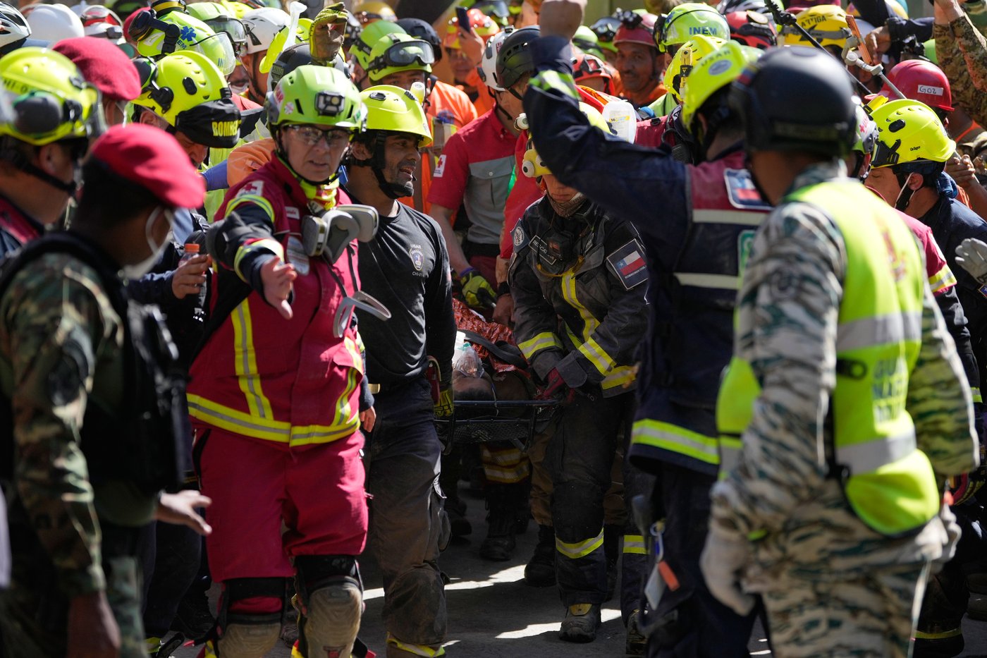 Venezuelan security guard pulled alive from building basement 8 days after twin quakes | iNFOnews.ca