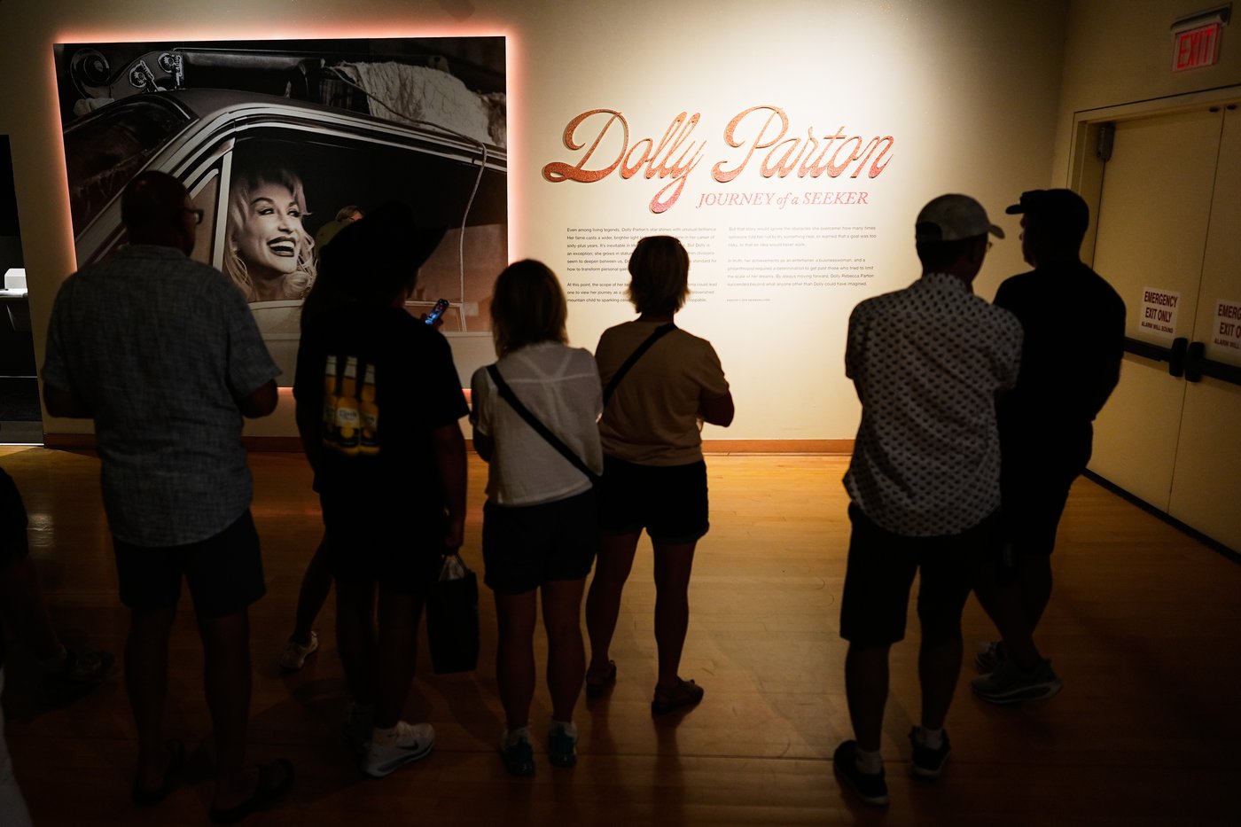 From Los Angeles to Nashville, fans remember Dolly Parton, in photos | iNFOnews.ca