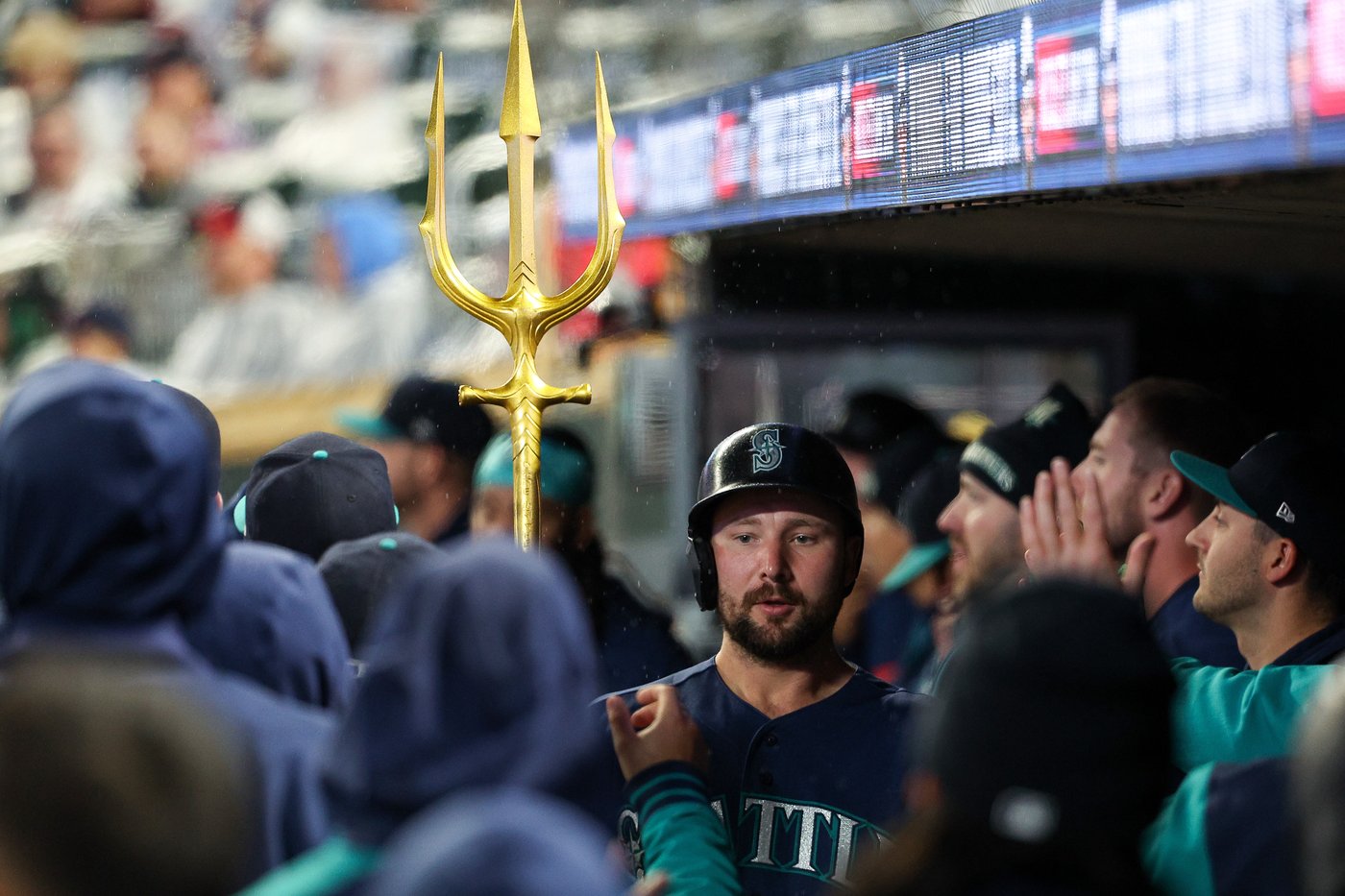 Mariners catcher Cal Raleigh sitting out a 3rd straight game due to a sore right side | iNFOnews.ca
