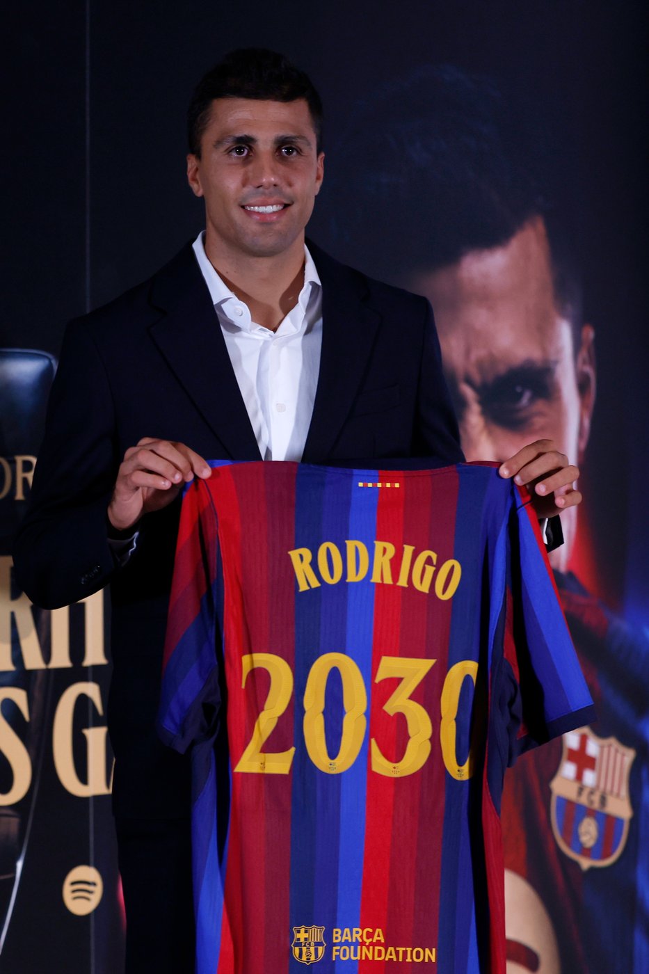 Rodri arrives hailing Barcelona's soccer values after a 'tough decision' to leave Man City | iNFOnews.ca