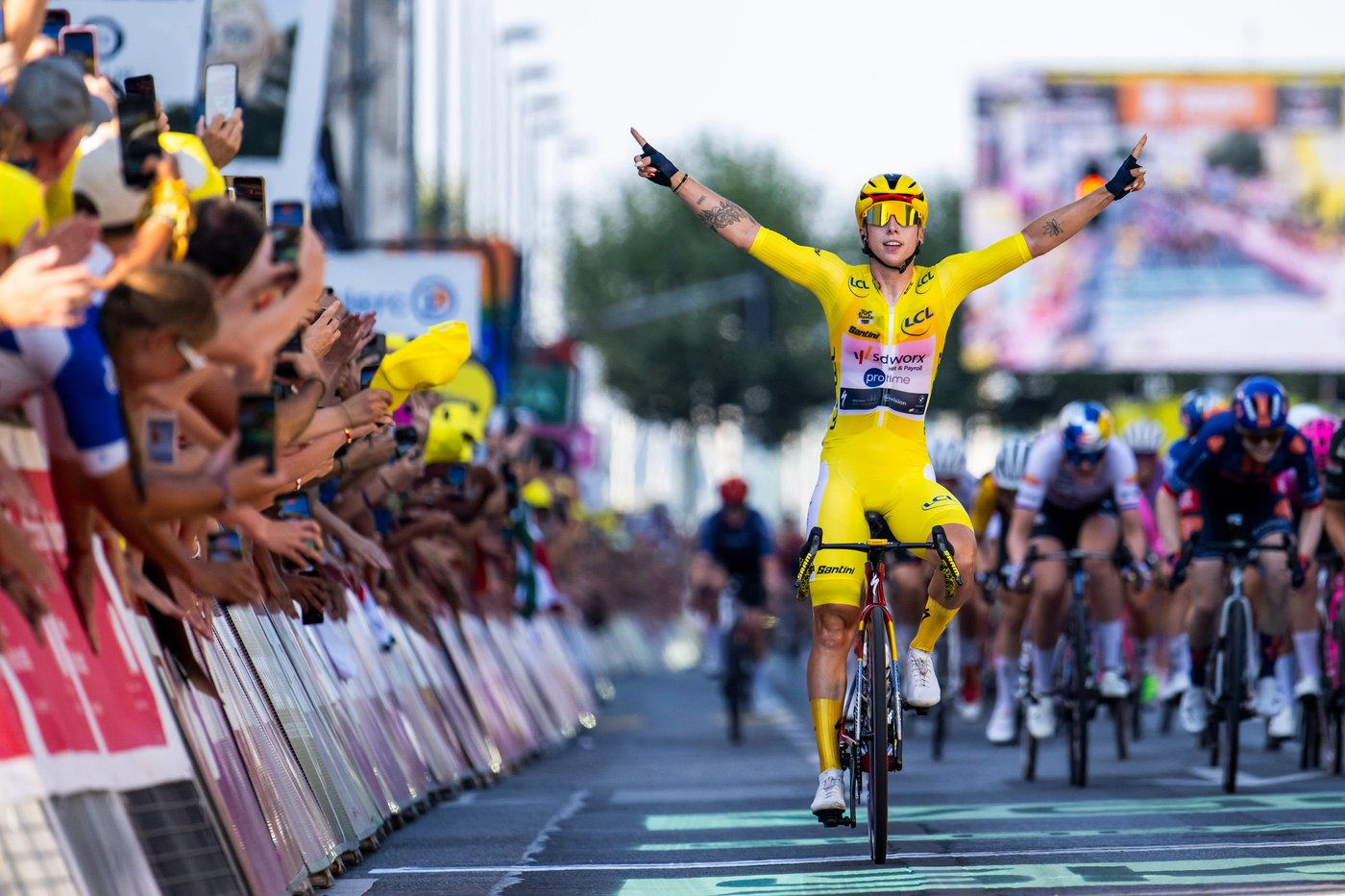 Lorena Wiebes sprints to second straight win at Women's Tour de France | iNFOnews.ca