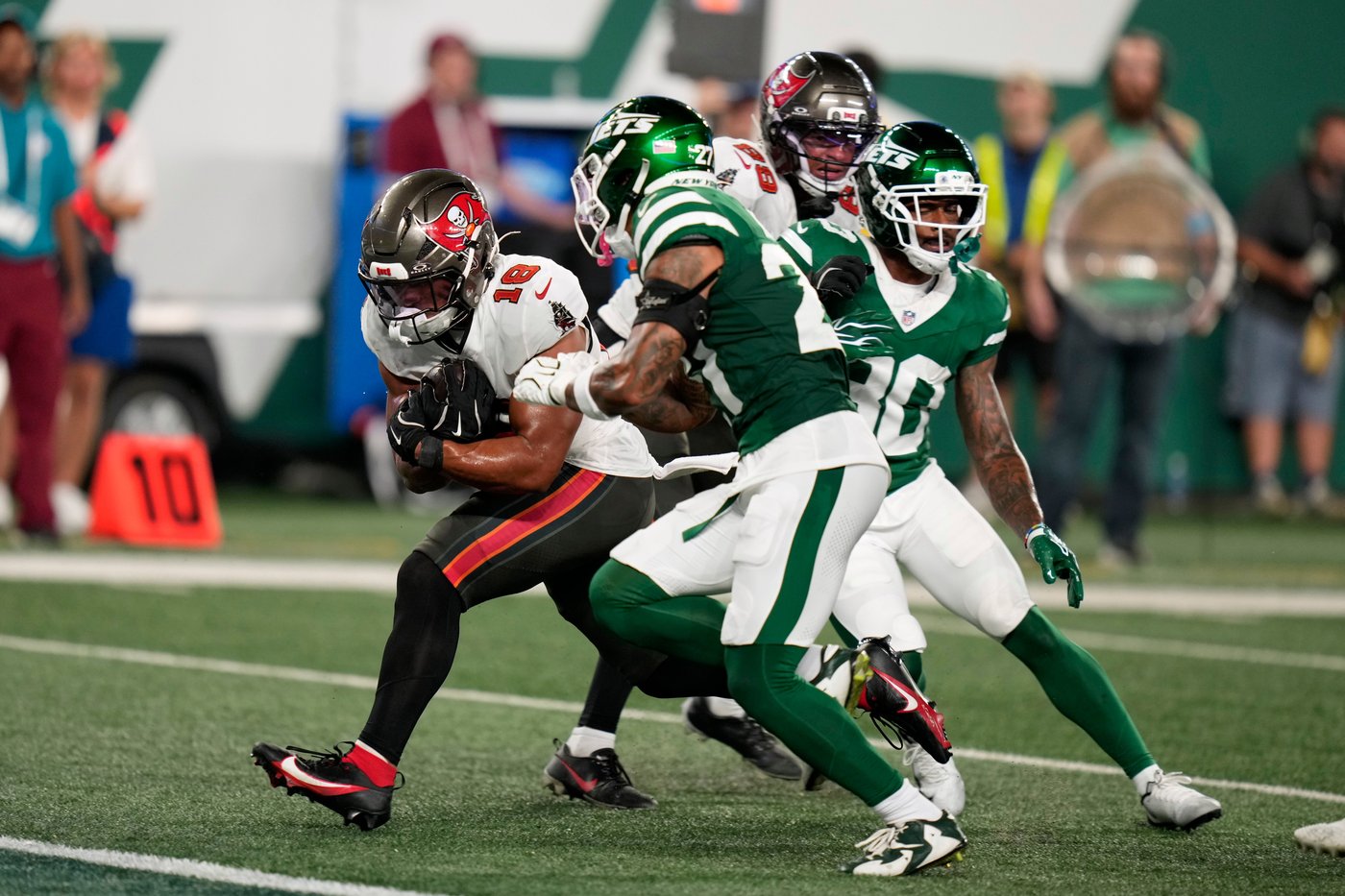 Rookie Cade Klubnik leads 2 scoring drives after Geno Smith is scratched in Jets' 24-16 loss to Bucs | iNFOnews.ca