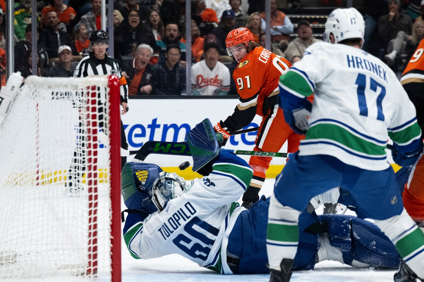 Rossi scores with 9.5 seconds left in regulation, Canucks beat Ducks 4-3 | iNFOnews.ca