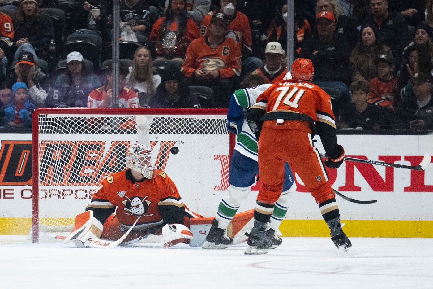 Rossi scores with 9.5 seconds left in regulation, Canucks beat Ducks 4-3 | iNFOnews.ca