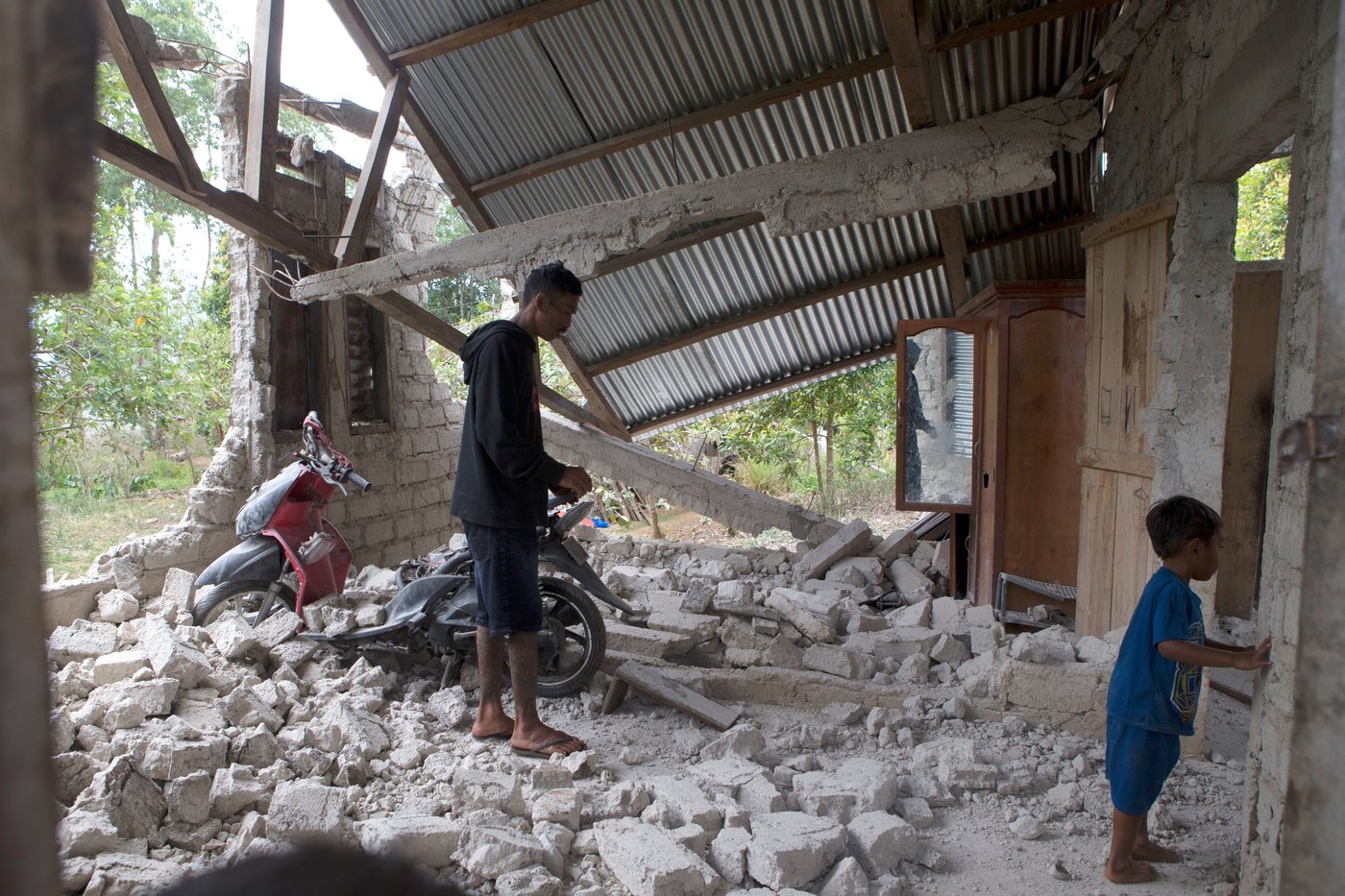People await aid after powerful earthquake in Indonesia, in photos | iNFOnews.ca