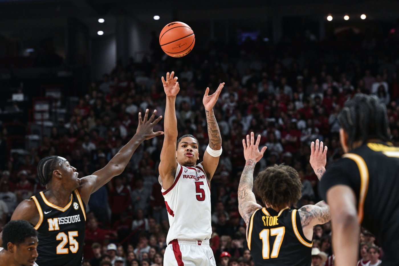 Richmond and Acuff power No. 20 Arkansas to a 94-86 win over Missouri | iNFOnews.ca