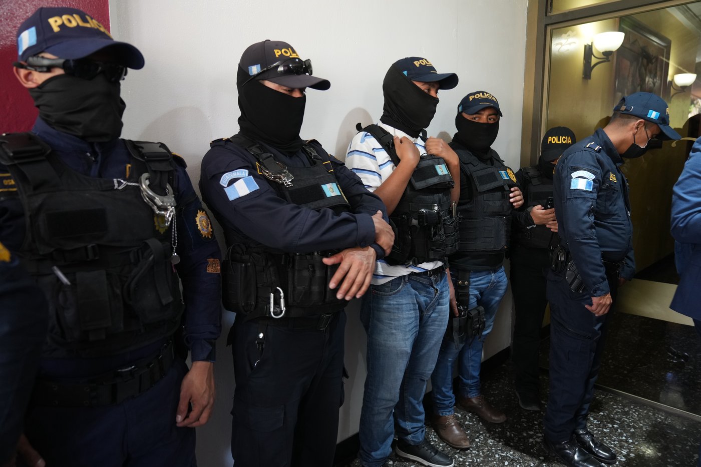 As Guatemala begins high-stakes court elections, agents raid voting sites | iNFOnews.ca