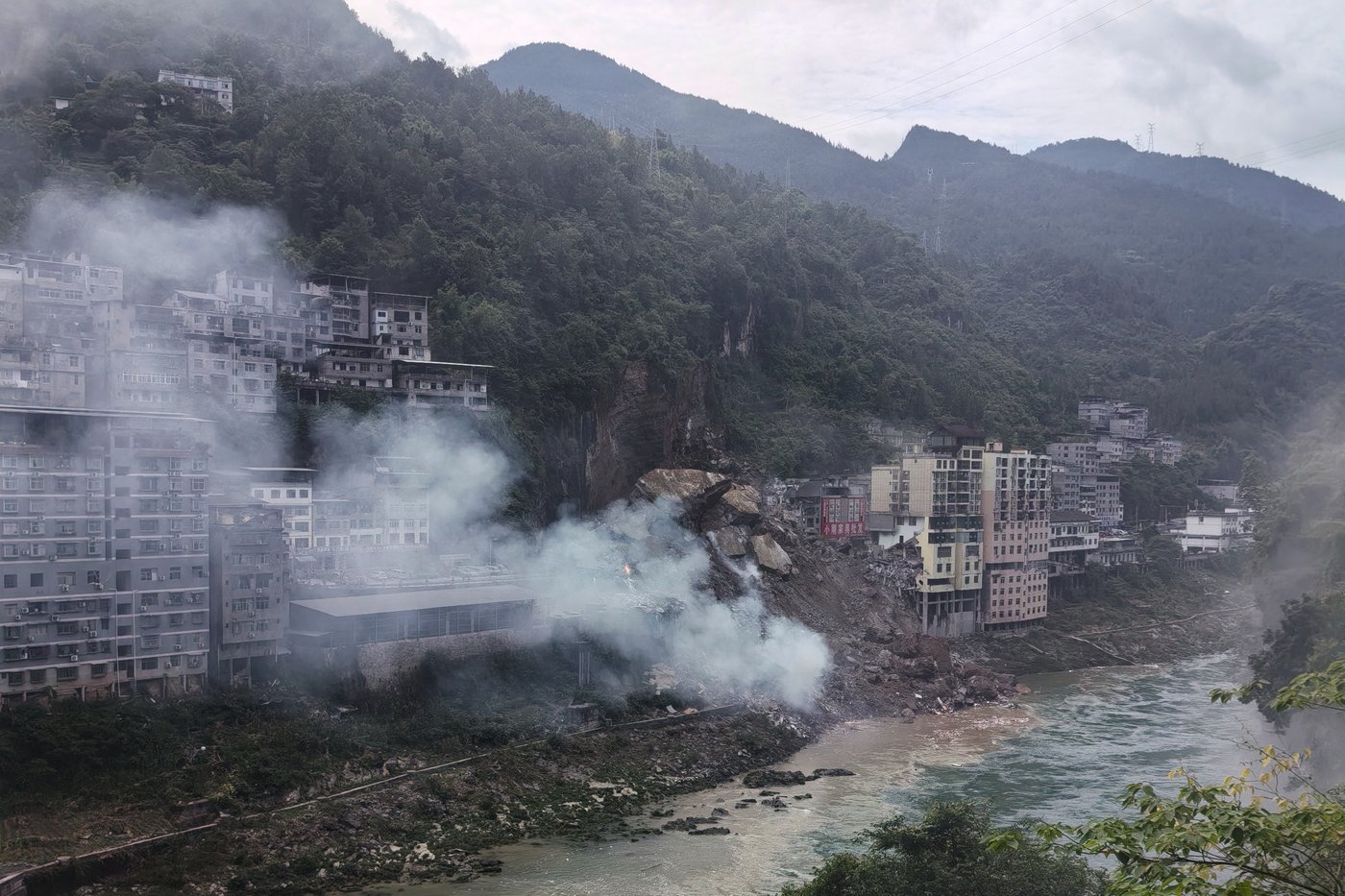 Landslide in southwest China traps people, rescue efforts underway | iNFOnews.ca