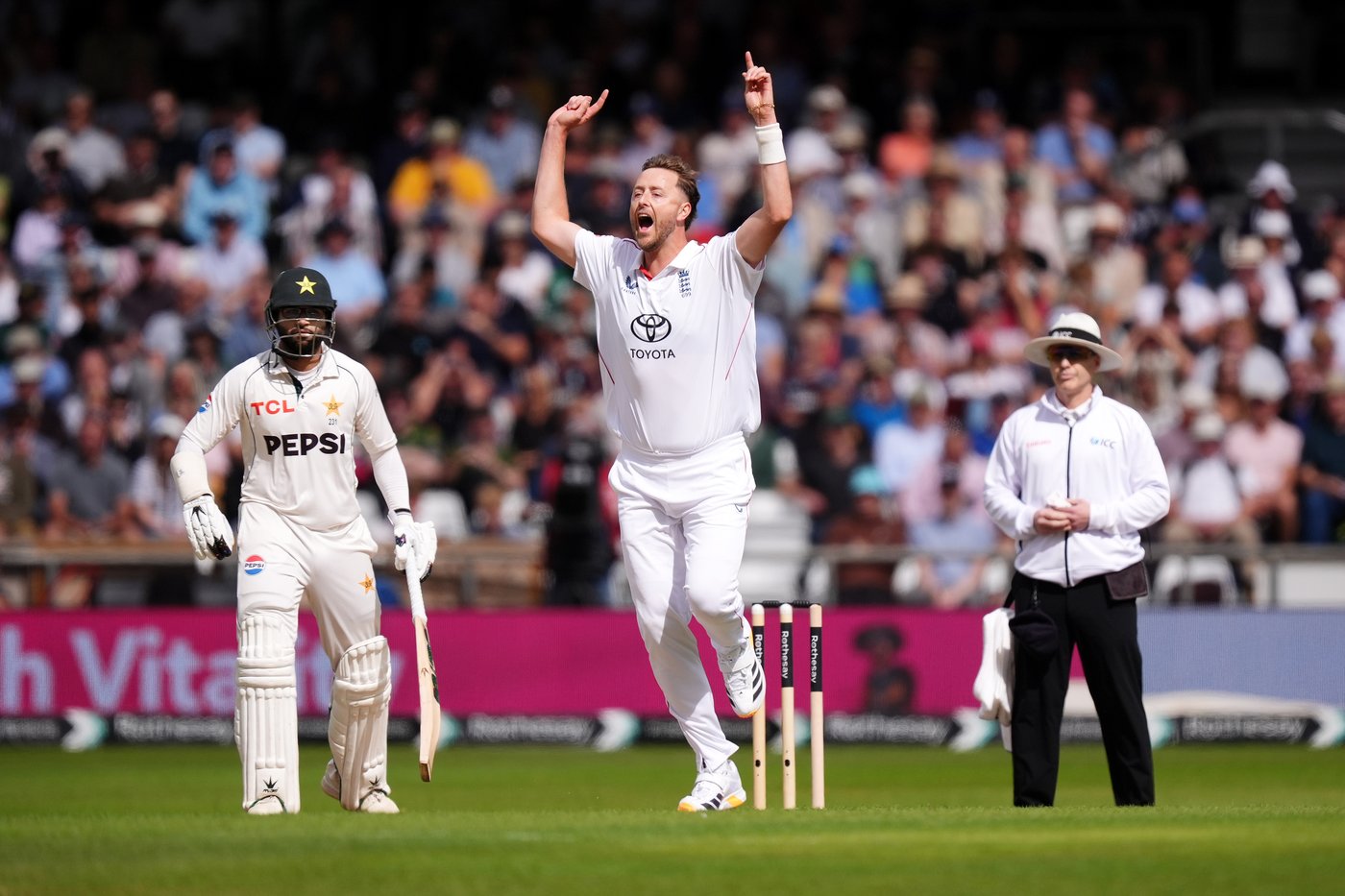Robinson strikes off first ball of series for England vs Pakistan before 2-hour rain delay | iNFOnews.ca Robinson strikes off first ball of series for England vs Pakistan before 2-hour rain delay | iNFOnews.ca