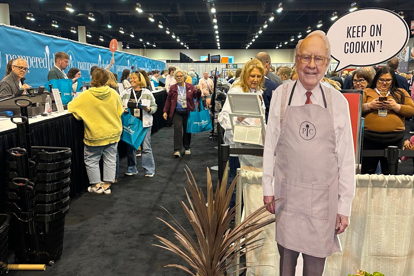 Winner pays $9 million in charity auction for a private lunch with Warren Buffett and Stephen Curry | iNFOnews.ca