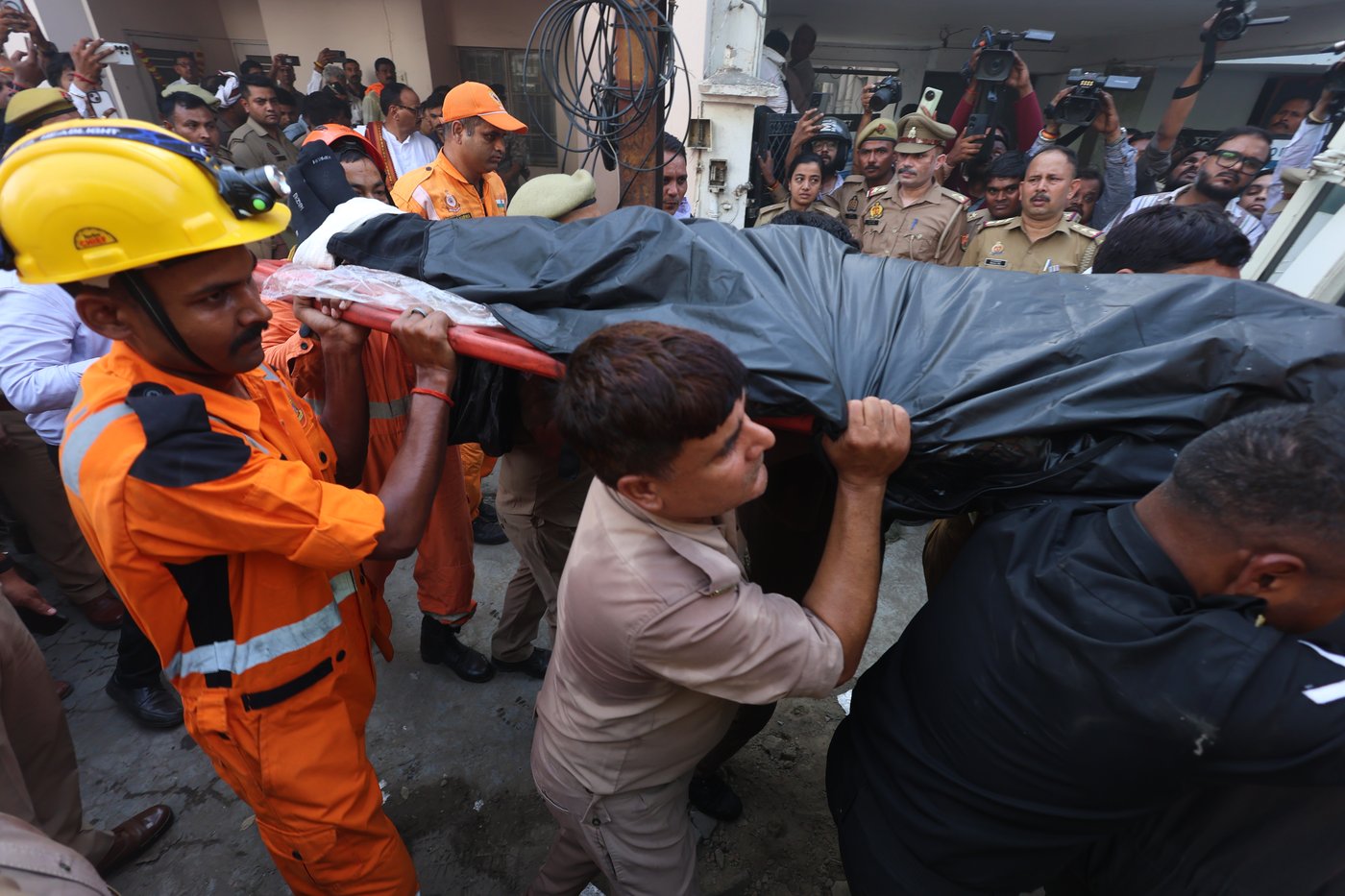 Fire tears through building in northern India, killing 14, mostly students | iNFOnews.ca