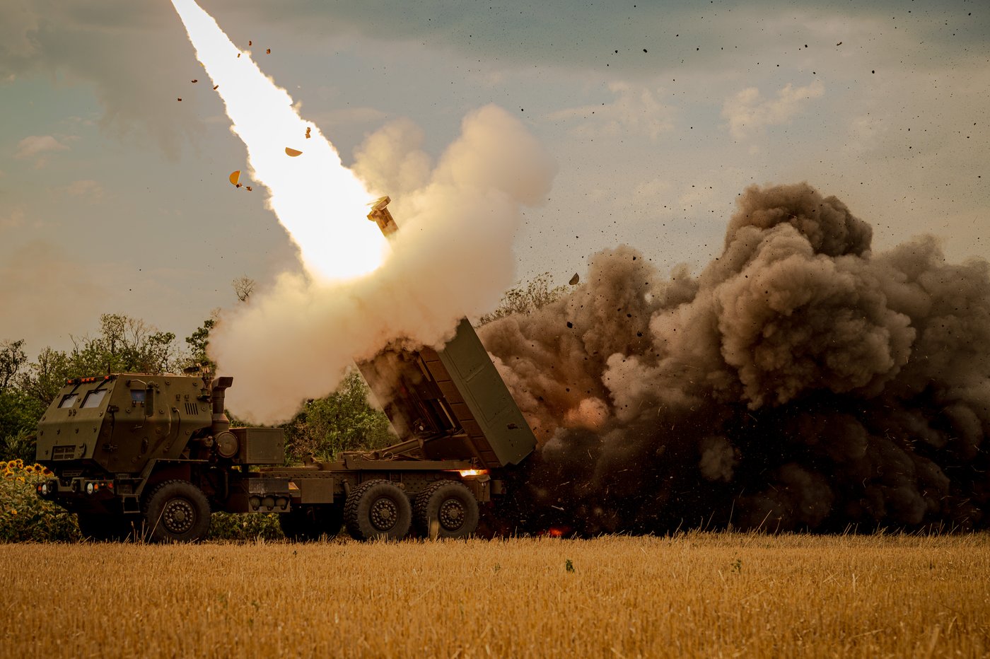 Ukrainian HIMARS crew fires and moves on as it tries to avoid detection, in photos | iNFOnews.ca