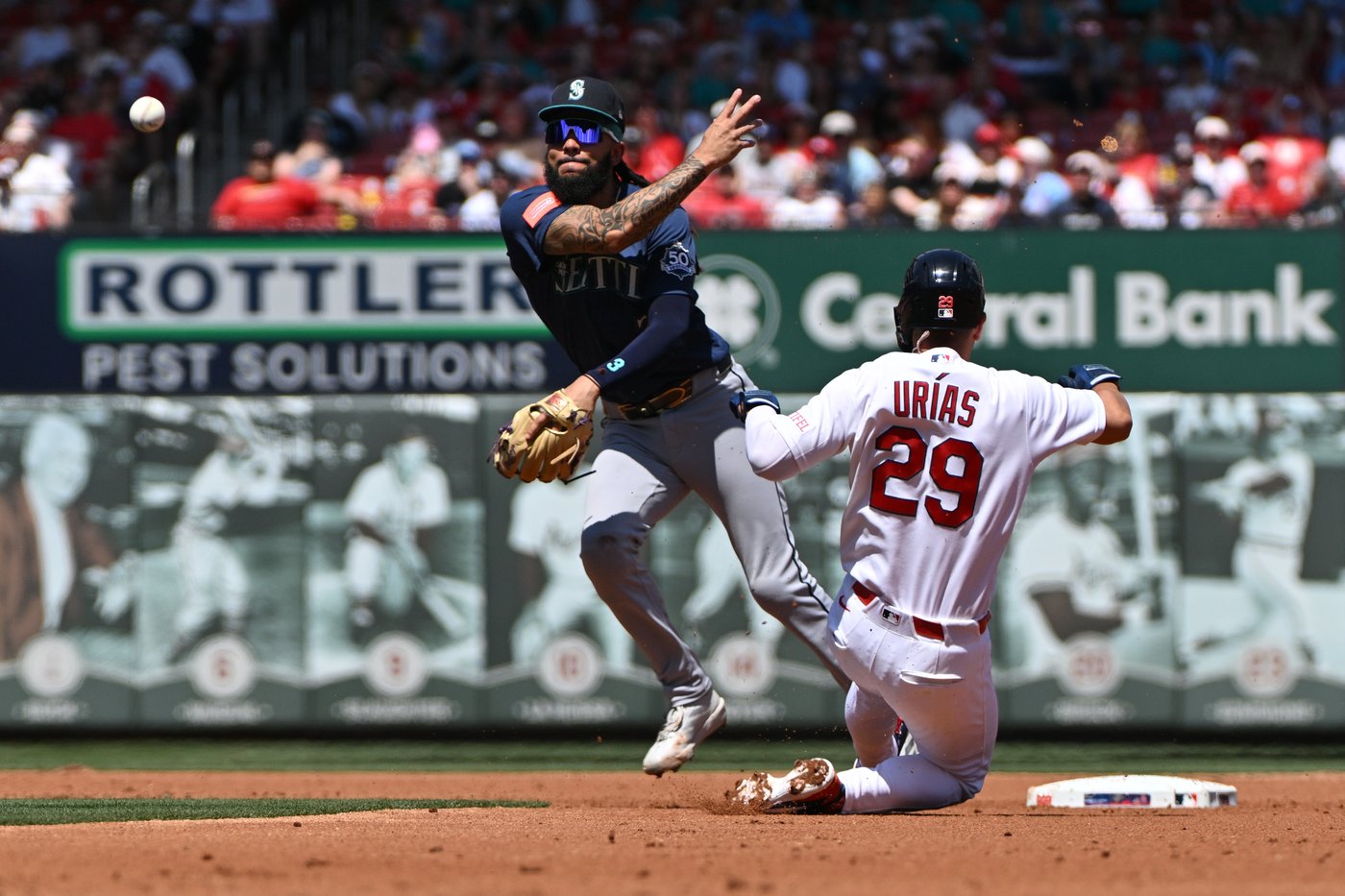 Refsnyder successfully challenges 3rd strike, and then homers to lift Mariners over Cardinals 3-2 | iNFOnews.ca